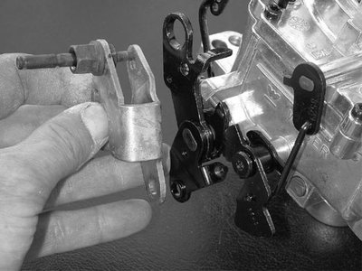 mopp_0309_13_z+edelbrock_avs_carbs+throttle_linkage.jpg
