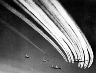 b17-contrails-tn.jpg